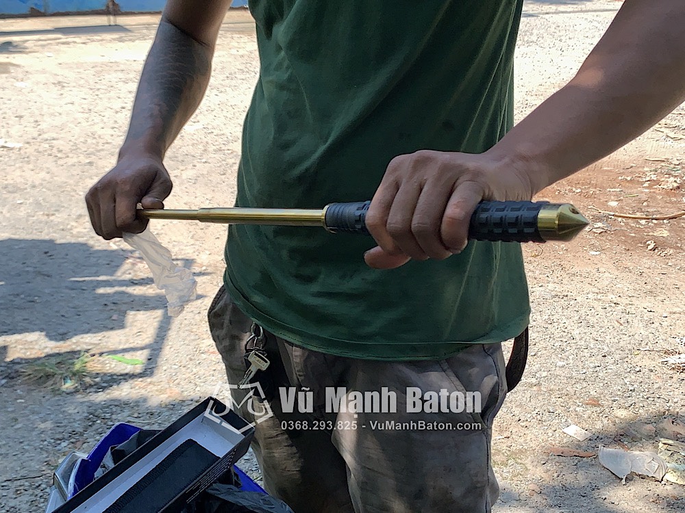 Ban Vy Van (Binh Tan, TpHCM) da mua Baton Hummer mau vang Gold chuoi pha kinh (2)