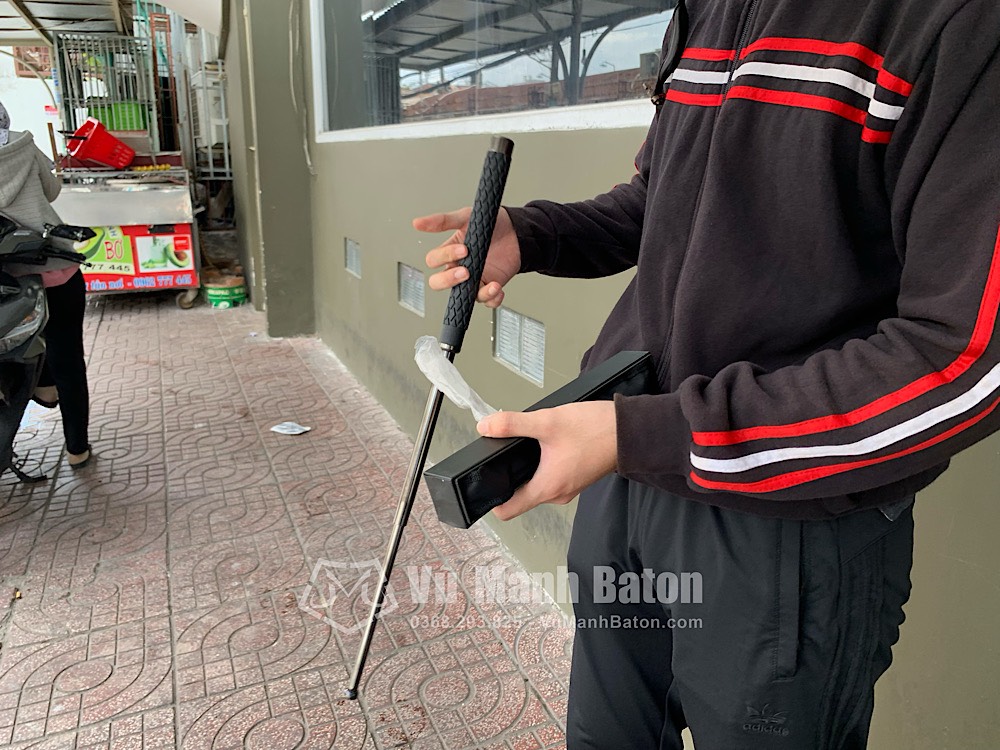 Ban Minh Anh o TpHCM da mua 2 cay baton ASP mau den Army (8)