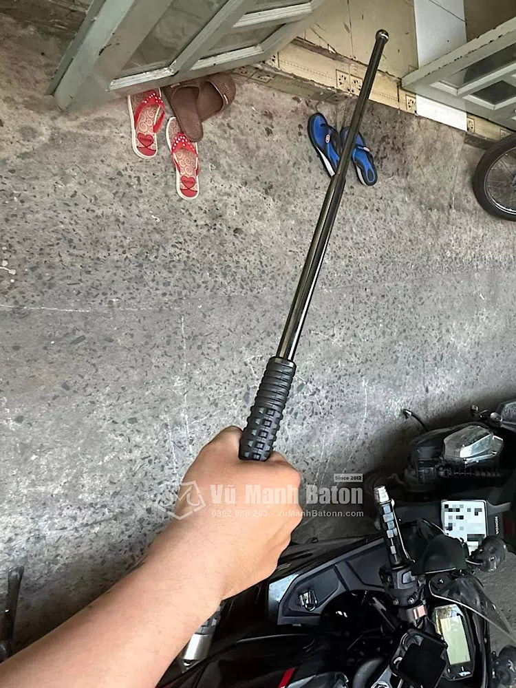 Ban Nguyen Sang (Binh Tan, HCM) mua baton Hummer Army (1)
